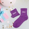 Chaussettes paillettes violettes au message "Beauté Fatale" - Femmes